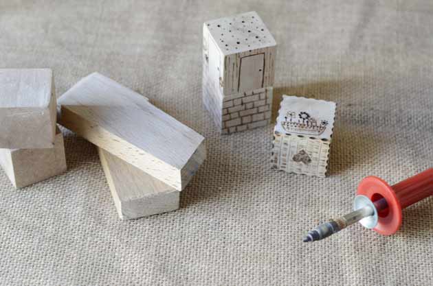 Cubes en bois pyrogravés pour jouer