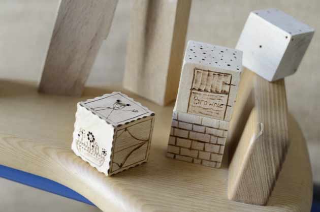 Cubes en bois pyrogravés pour jouer