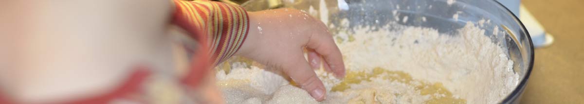 Cuisiner avec de jeunes enfants : l’art du lâcher prise pour un moment de partage