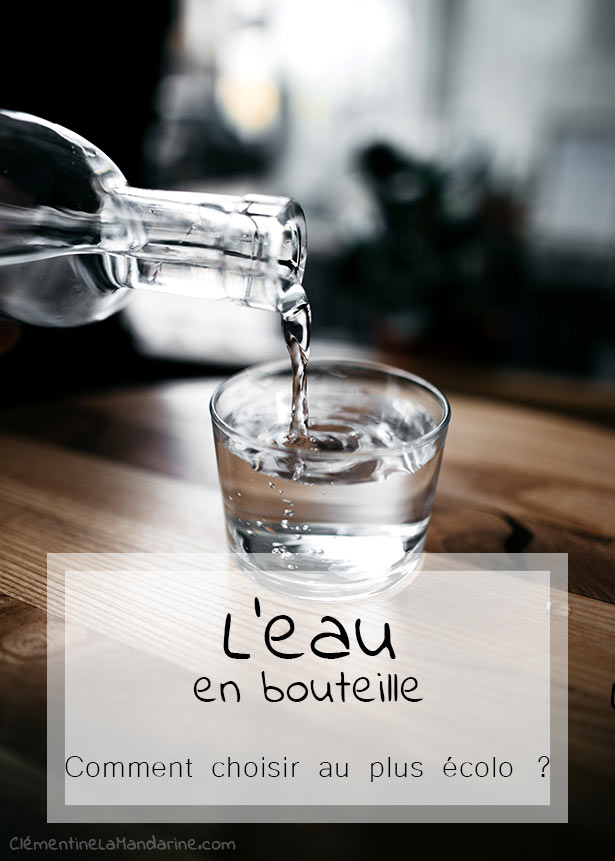 Verre se remplissant d'eau par une bouteille en verre pour illustrer un article sur les démarches écologiques possibles pour l'eau en bouteille