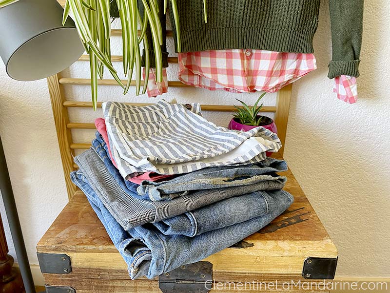 pile de shorts et pantalons pour illustrer un article sur le minimalisme avec les vêtements