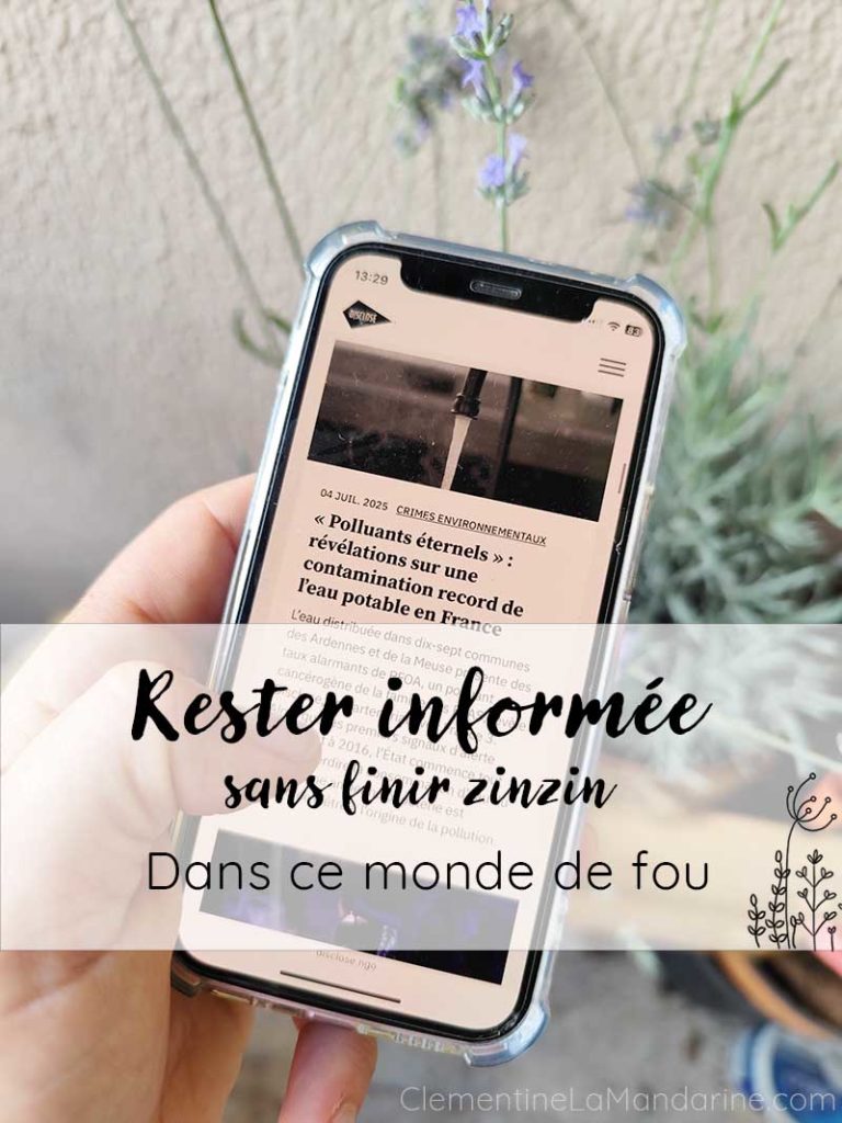 Un téléphone avec un article du journal Disclose et le texte "rester informée sans fini zinzin dans ce monde de fou"