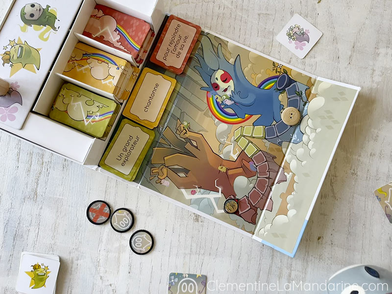 un jeu de société à jouer en famille est déballé sur une table