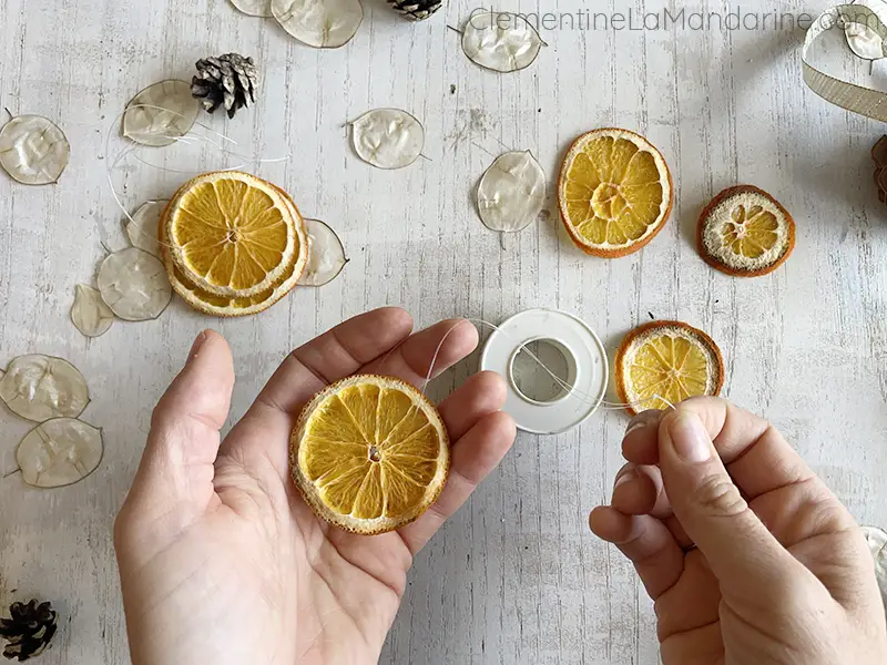 Comment passer un fil dans son orange séchée pour la suspendre dans son arbre de Noël